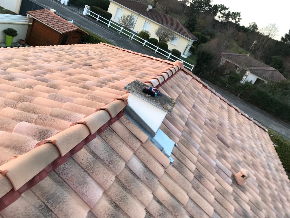 Arêtier et solin en zinc repris lors d'une réparation de toiture en Gironde