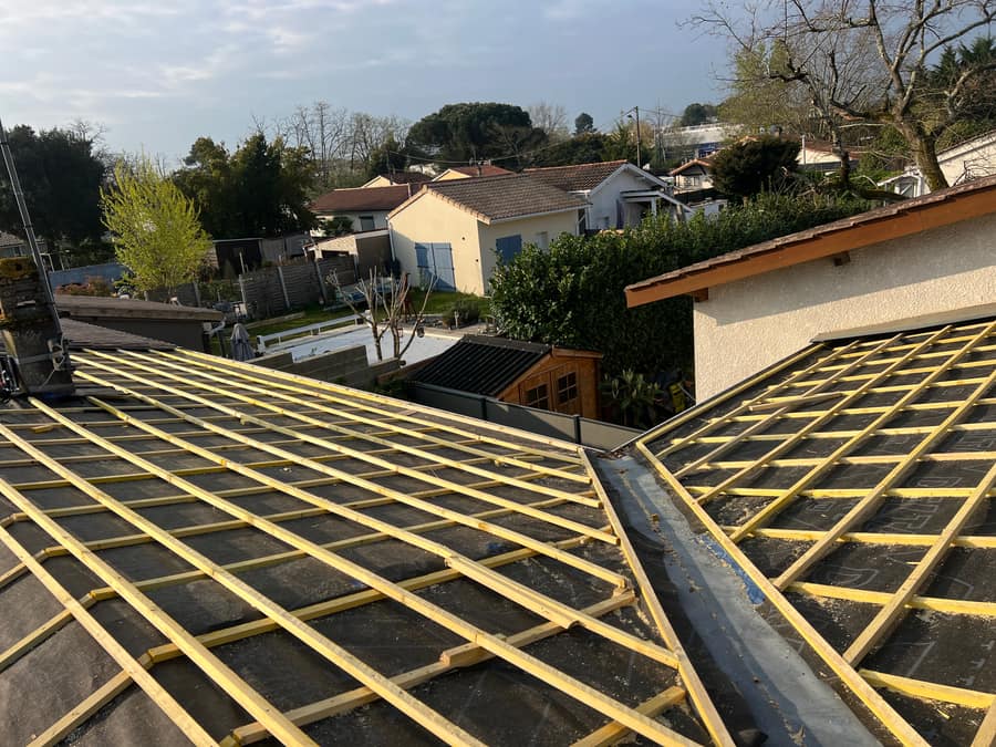 Liteaunage neuf posé sur écran sous-toiture lors d'une rénovation