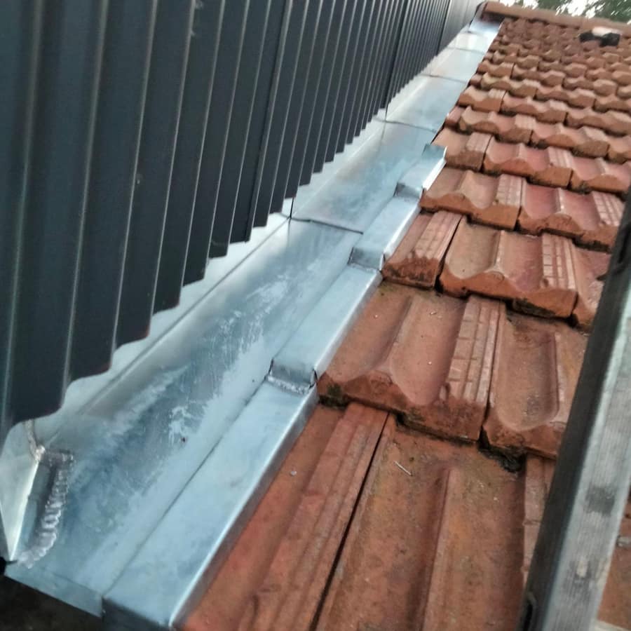 Noue et chéneau en zinc posés sur une toiture en tuiles