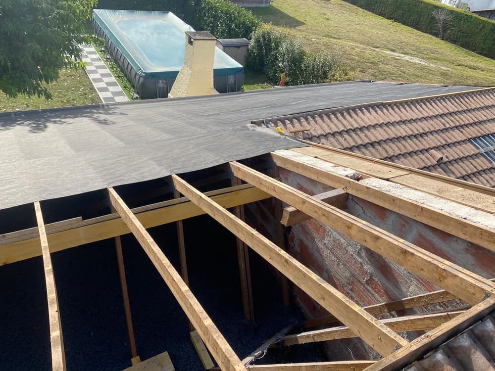 Charpente ouverte après un sinistre sur la toiture, intervention d'urgence
