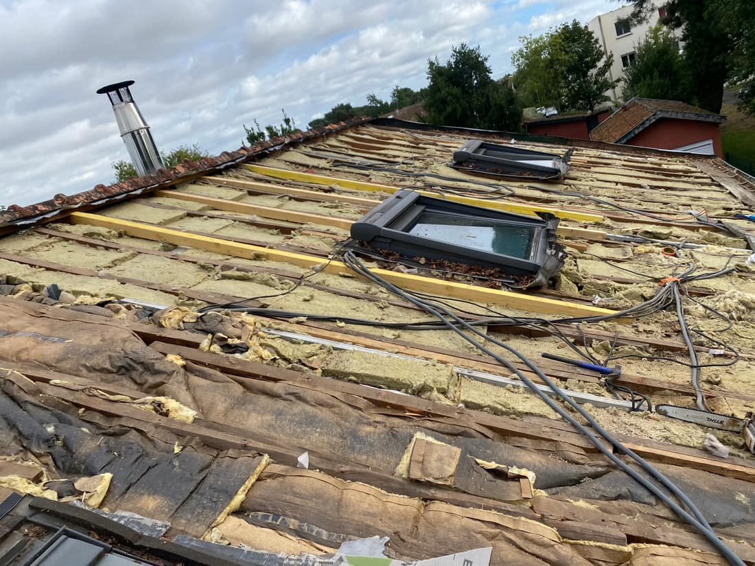 Toiture ouverte lors d'une intervention d'urgence après tempête